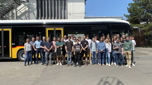Daimler Truck AG Exkursionsgruppe vor dem E-Bus