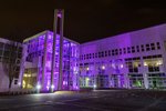Blau-lila beleuchtetes Campus-Gebäude