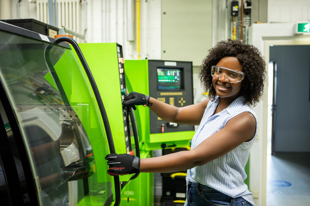 230816_Kunststoff-_und_Kautschuktechnik_0020 Das Bild zeigt eine Studentin im Labor an einem Gerät