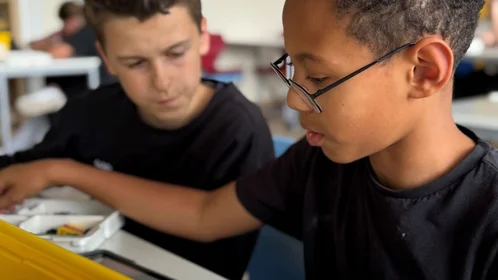 Techniktage Zwei Jungen bauen mit Lego