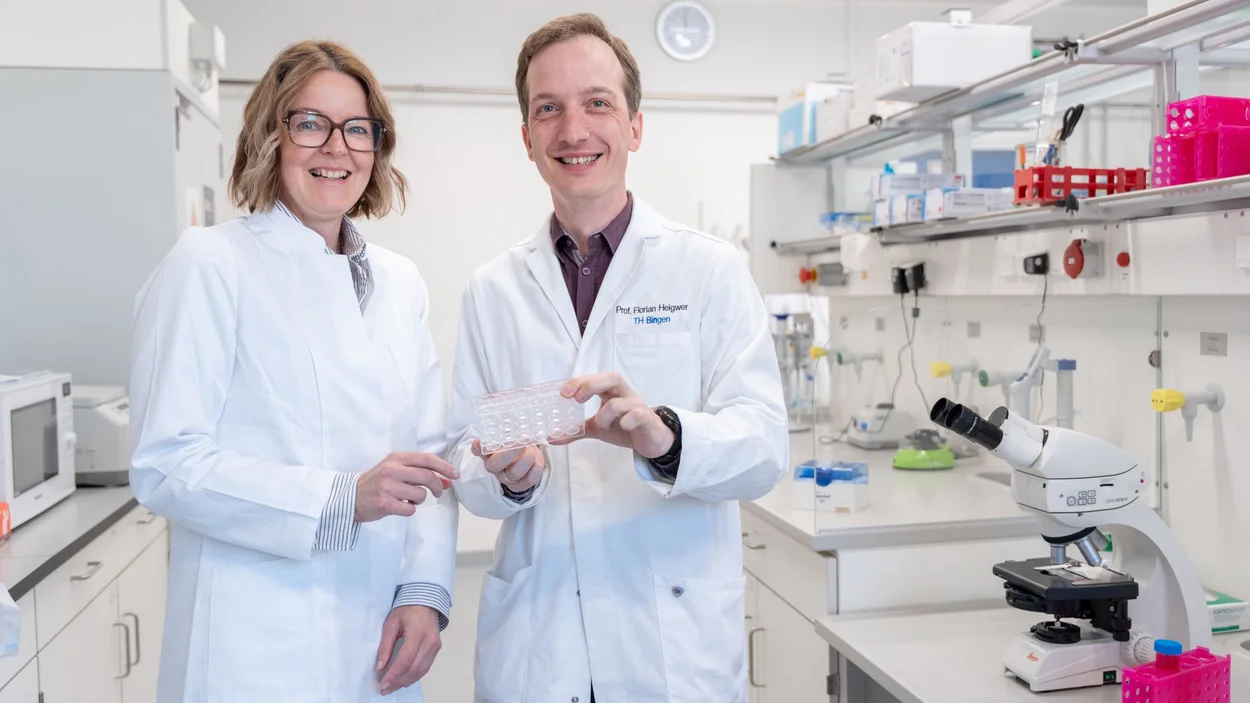 250520-Projekt Vibbrant Troidl Heigwer Prof. Dr. Kerstin Troidl und Prof. Dr. Florian Heigwer im Labor