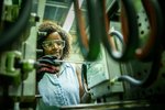 Studentin arbeitet an Maschine