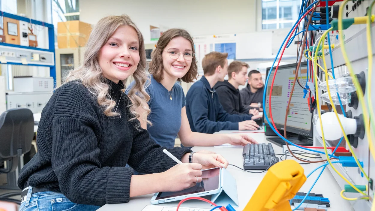 Messungen dokumentieren Zwei Studentinnen sitzen im Vordergrund an Computern, im Hintergrund weitere Studierende – Szene aus dem Hochschulalltag der TH Bingen.