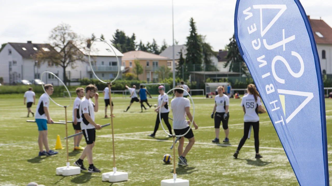 Das Bild zeigt Studierende in Trikots beim Sportfest der TH Bingen.