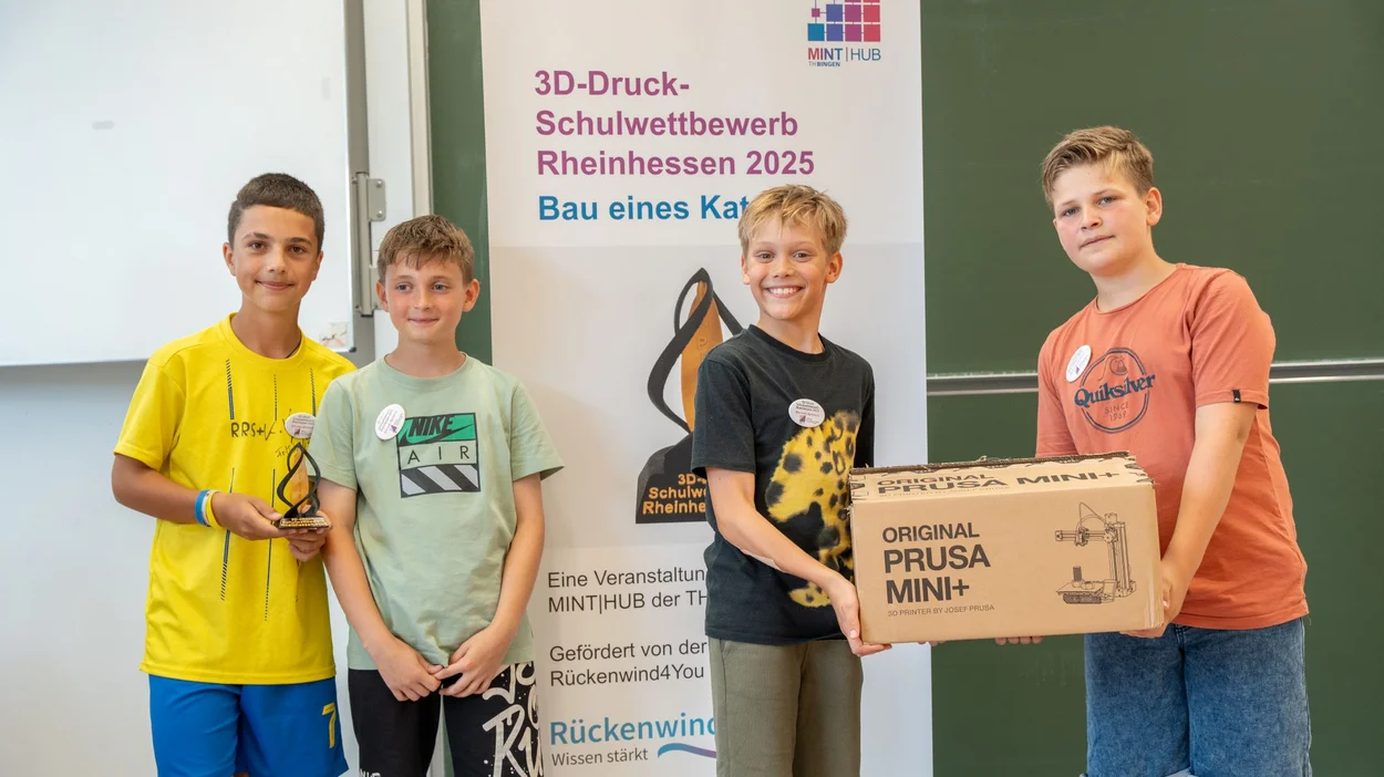 3D-Druck-Schulwettbewerb Das Team "Die vier Wölfe" präsentiert stolz die Siegtrophäe und den 3D-Drucker