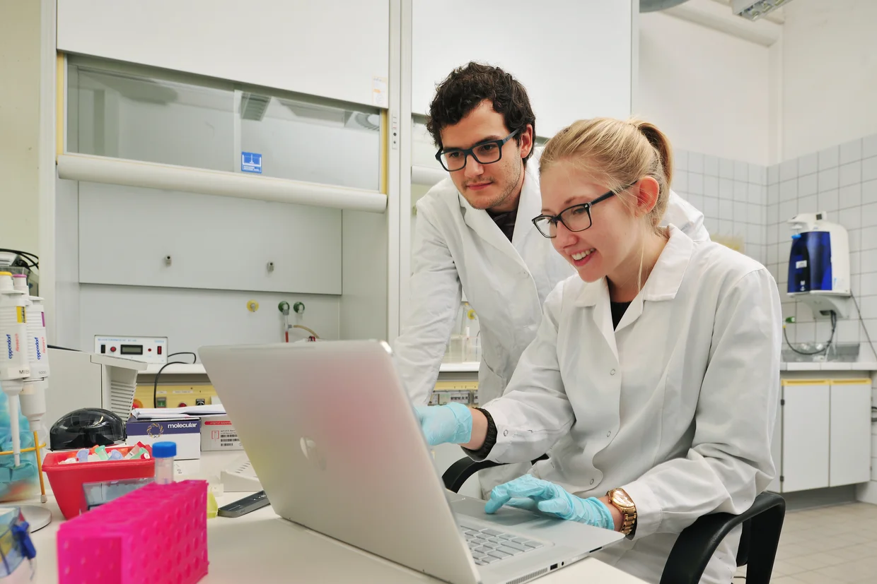 Bioinformatik Zwei Studierende am Computer im Labor